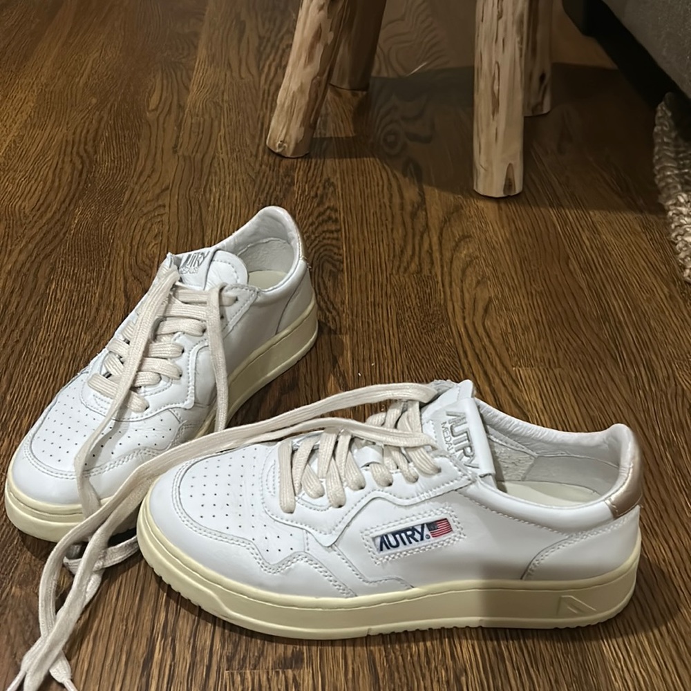AUTRY: Worn twice autry sneakers white with gold on back